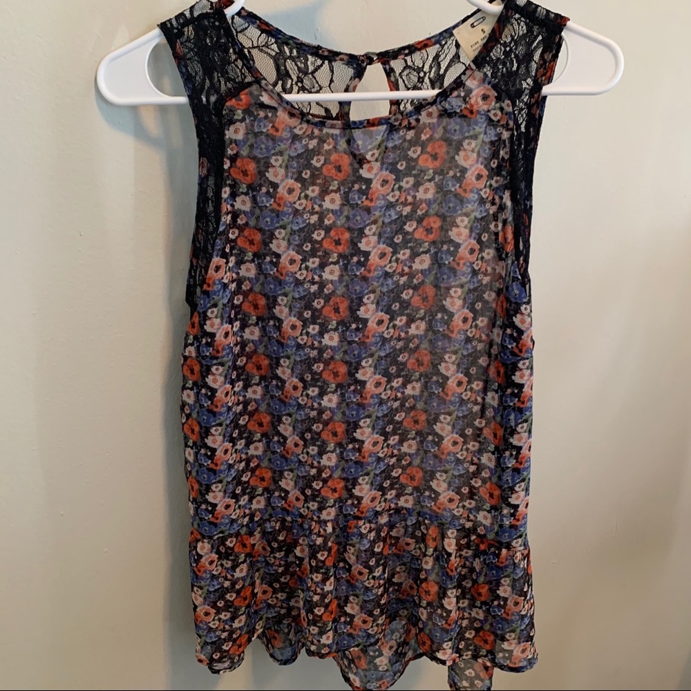 Black floral flowy peplum tank with lace detail 🛍